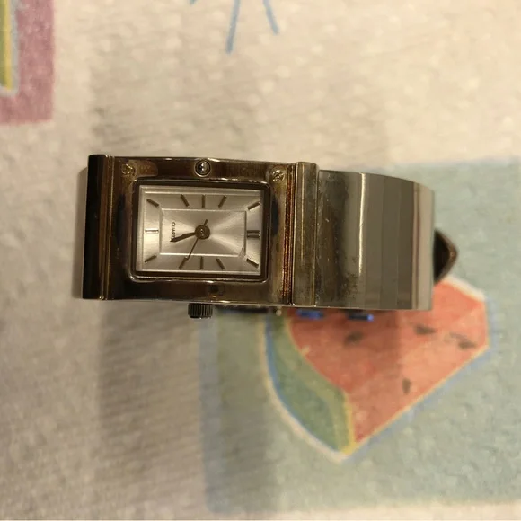 Metropolitan Museum quarts watch stainless steel. needs a new battery